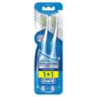 Oral-B Pro-Expert Cross Action Anti Plaque 35 Medium Toothbrush 2 per pack